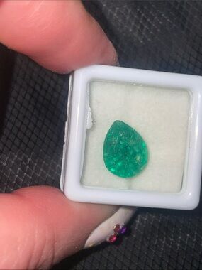 6 ct pear shape Green  Colombian Emerald